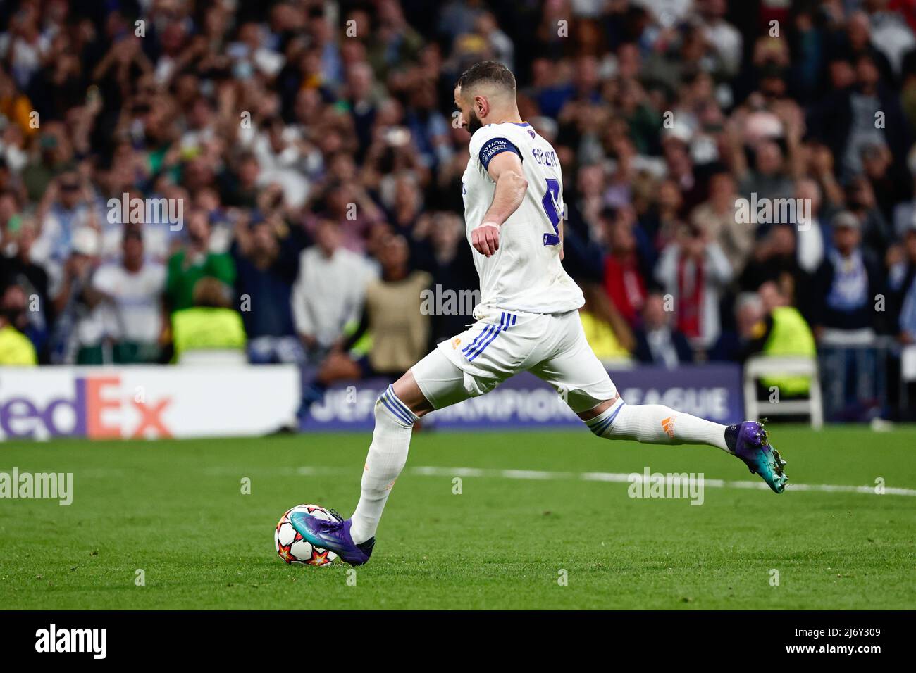 Spanien. 04.. Mai 2022. Karim Benzema von Real Madrid schießt beim UEFA Champions League Semifinale von Leg Two zwischen Real Madrid und Manchester City im Santiago Bernabeu Stadium in Madrid ein Tor. Bild: DAX Images/Alamy Live News Stockfoto