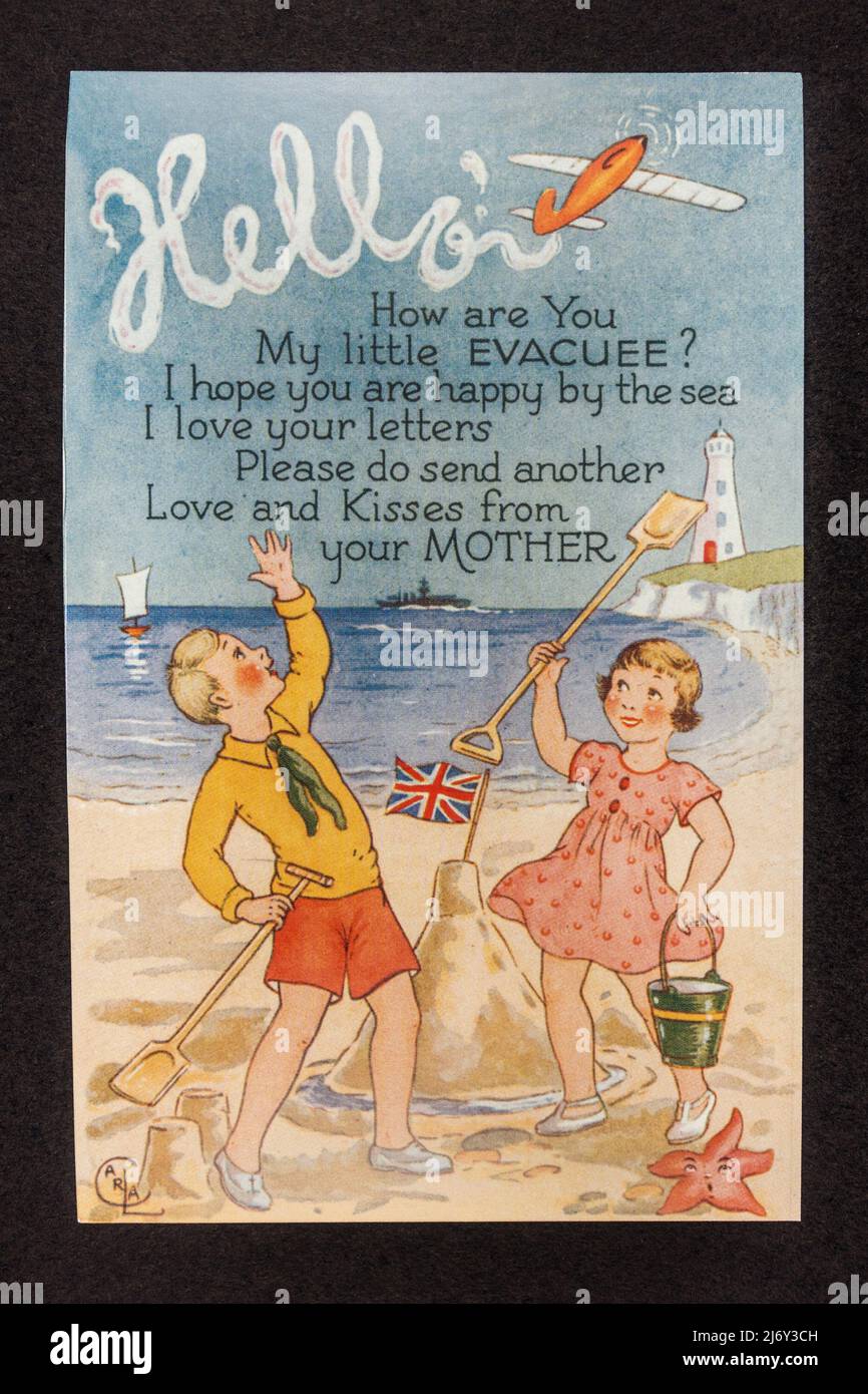 „Hello“-Poster, das evakuierte Kinder während des Zweiten Weltkriegs ermutigt, an ihre Mutter zu schreiben; ein Erinnerungsstück (Nachbildung), das sich auf Kinder während des Zweiten Weltkriegs bezieht. Stockfoto