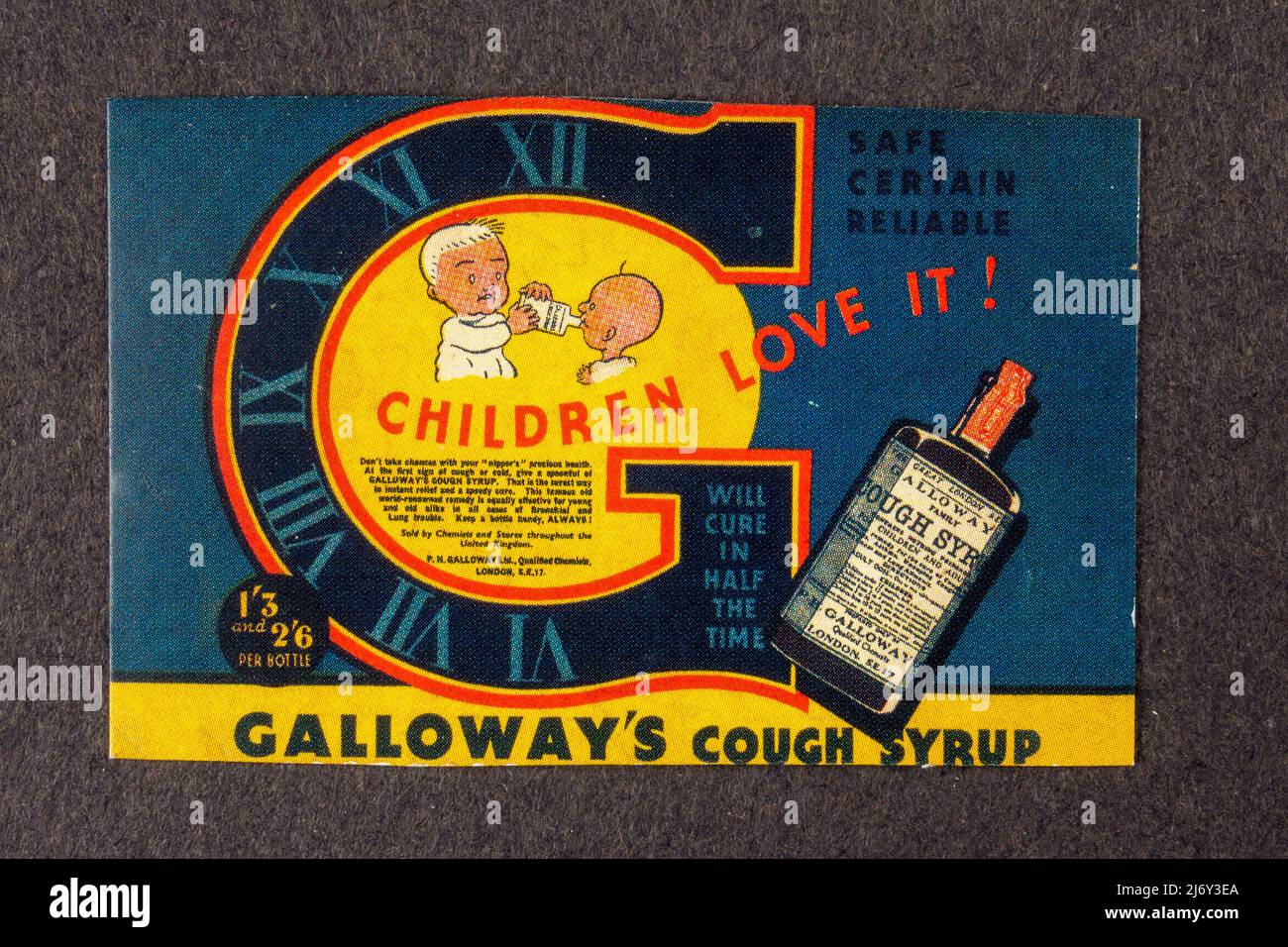 Anzeige (Nachbildung) für Galloways Hustensirup „Kinder lieben es“, in Erinnerungsstücken über Kinder während des Zweiten Weltkriegs. Stockfoto
