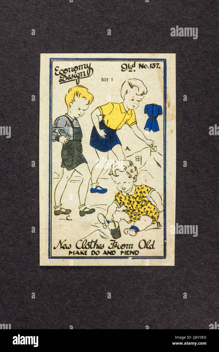 Ein „Make Do and Mend“-Poster (Nachbildung), das sich auf das Recycling von Kinderkleidung konzentriert, ein Erinnerungsstück über Kinder während des Zweiten Weltkriegs. Stockfoto