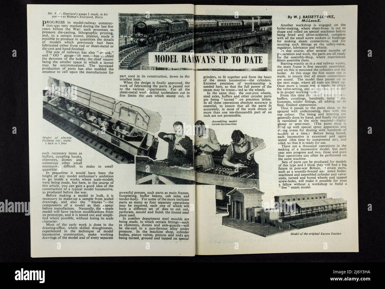 Artikel „Model Railways Up to Date“ über Modelleisenbahnen im Dezember 1944 Boys Own Magazine (Replik), Erinnerungsstücke über Kinder während des Zweiten Weltkriegs. Stockfoto
