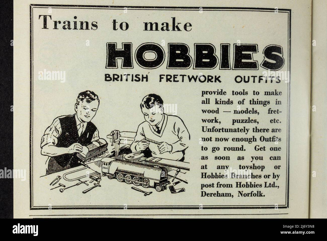 Werbung für Modelleisenbahnkits „Hobbies“ in Erinnerungsstücken (Nachbildungen) über Kinder während des Zweiten Weltkriegs. Stockfoto