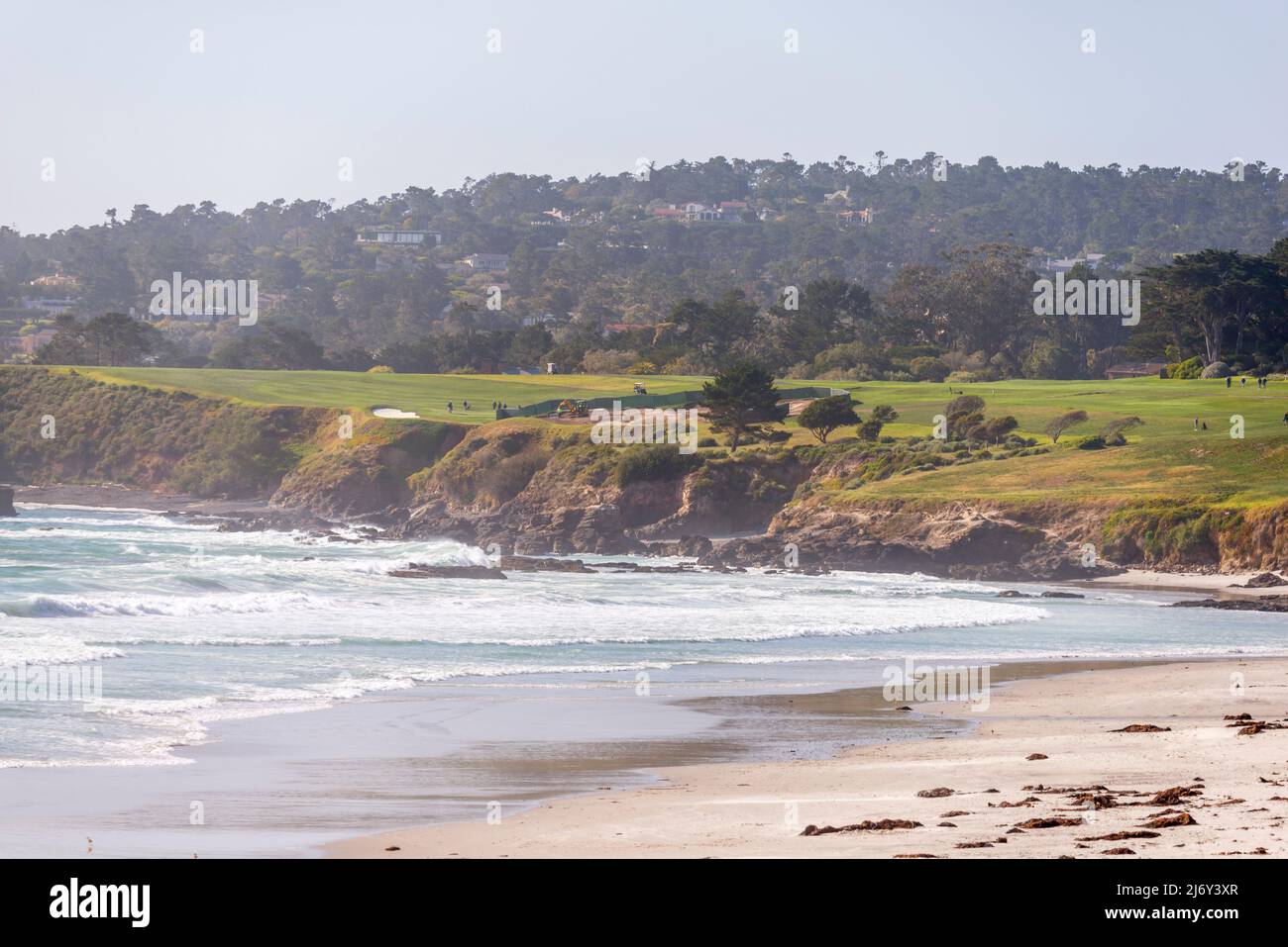 Carmel Beach an einem Aprilnachmittag. Carmel-by-the-Sea, Kalifornien, USA. Pebble Beach Golfplatz kann gesehen werden. Stockfoto