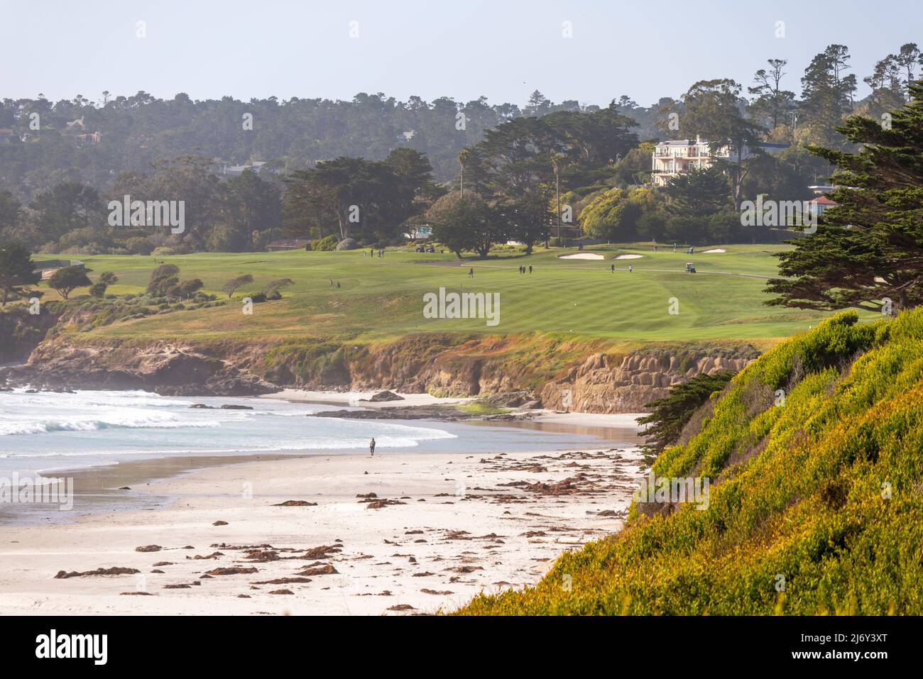 Carmel Beach an einem Aprilnachmittag. Carmel-by-the-Sea, Kalifornien, USA. Pebble Beach Golfplatz kann gesehen werden. Stockfoto