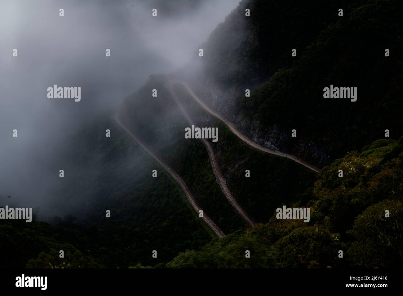 Neblige Nacht in der Serra do Rio do Rastro eine der schönsten Straßen der Welt, Santa Catarina Estate, Brasilien Stockfoto