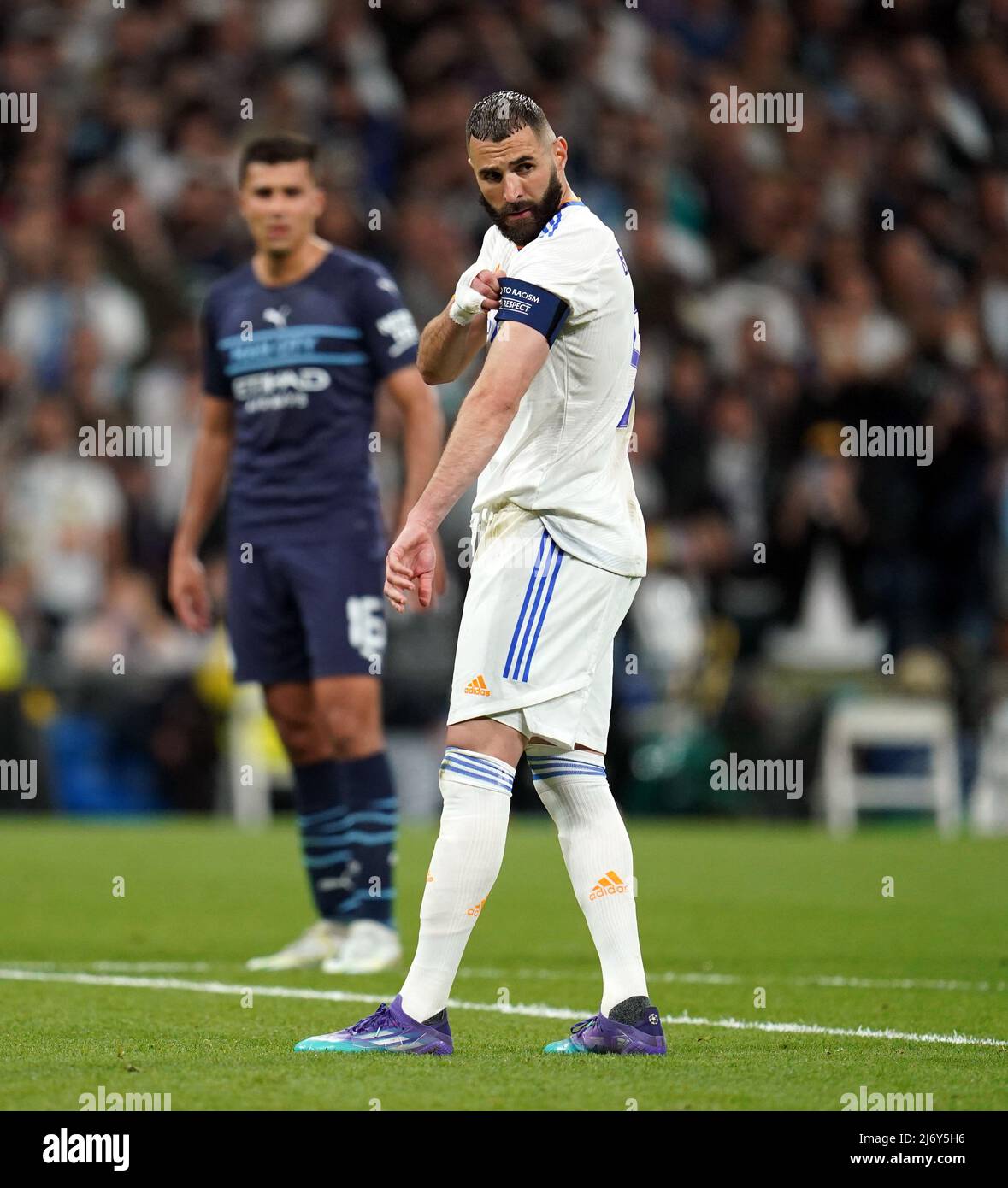 Karim Benzema von Real Madrid stellt sich als Captain Armreif ein, bevor er während des UEFA Champions League-Halbfinales, des zweiten Beinabgleichs im Santiago Bernabeu, Madrid, eine Strafe ergeht. Bilddatum: Mittwoch, 4. Mai 2022. Stockfoto