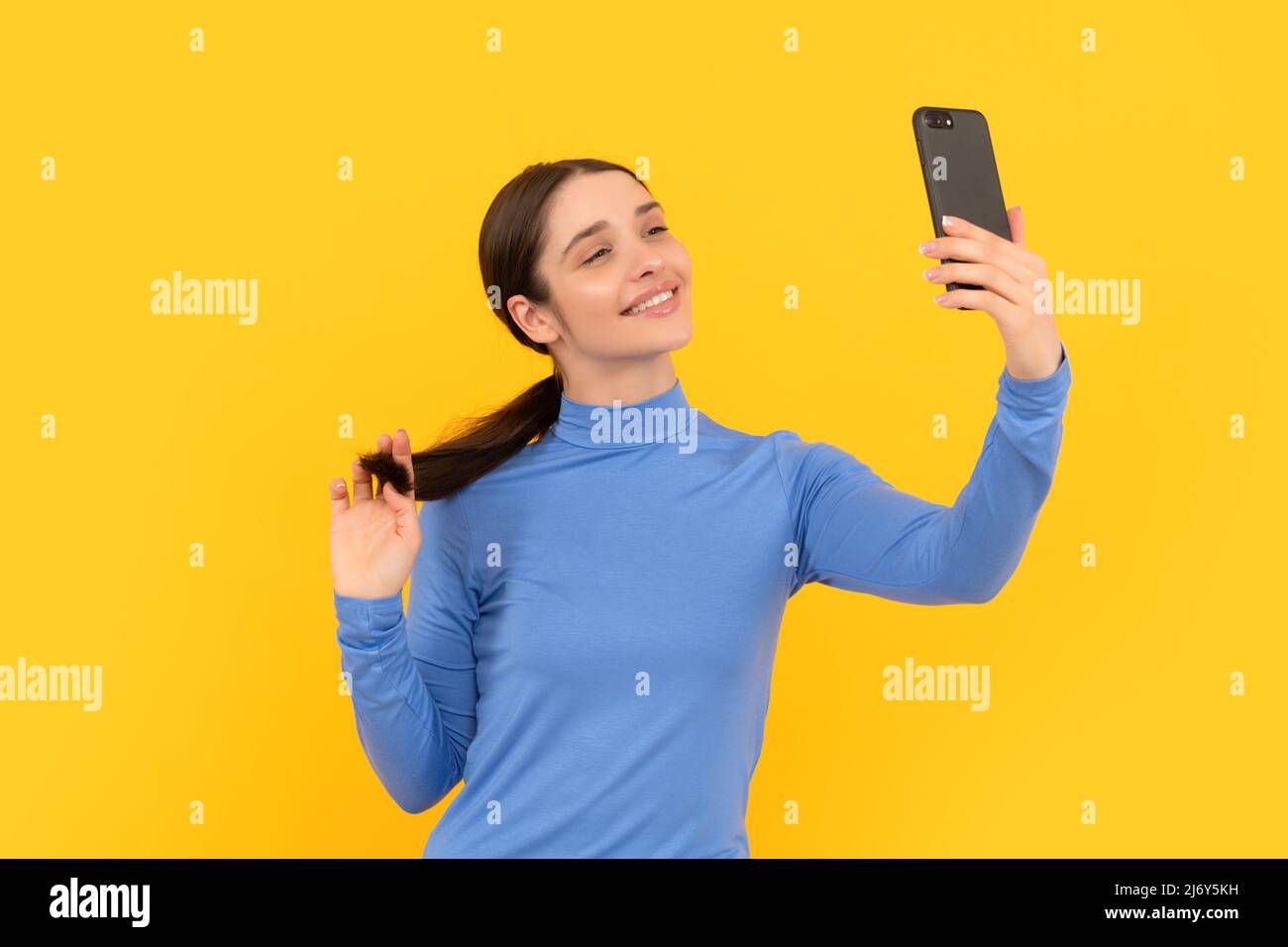 Lächelnde Frau macht Selfie Foto auf dem Smartphone, Selfie Stockfoto