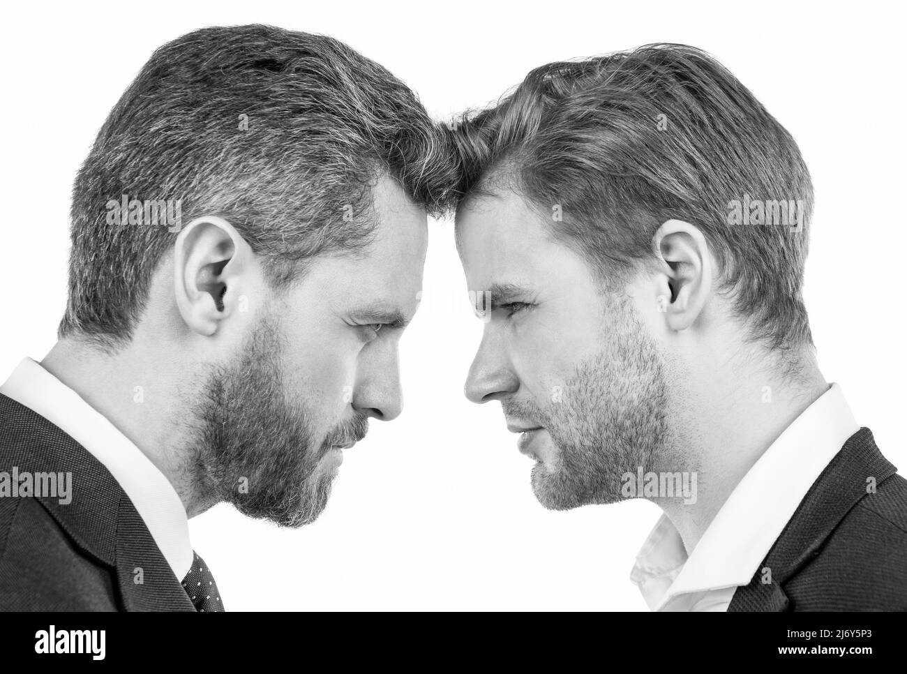Zwei Geschäftsleute, die sich im Geschäftskonflikt gegenseitig in die Hauptrolle stellen, Missverständnisse Stockfoto