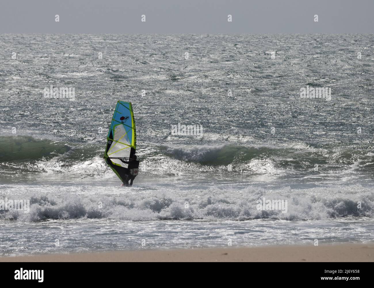 Windsurfer an der Costa da Caparica in Portugal Stockfoto