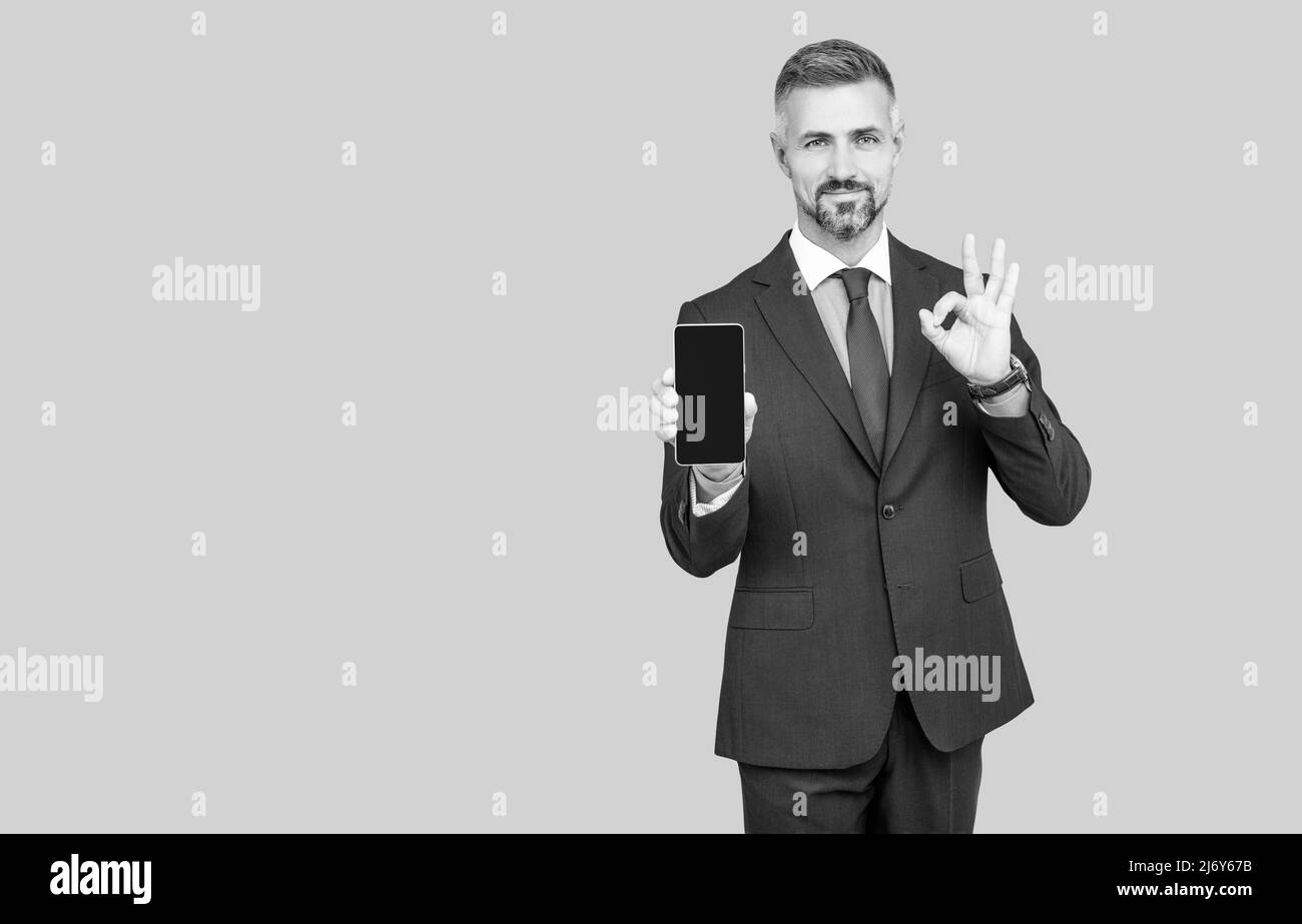 werbung Präsentation. Copy Space. Mann präsentiert Telefonbildschirm. Stockfoto