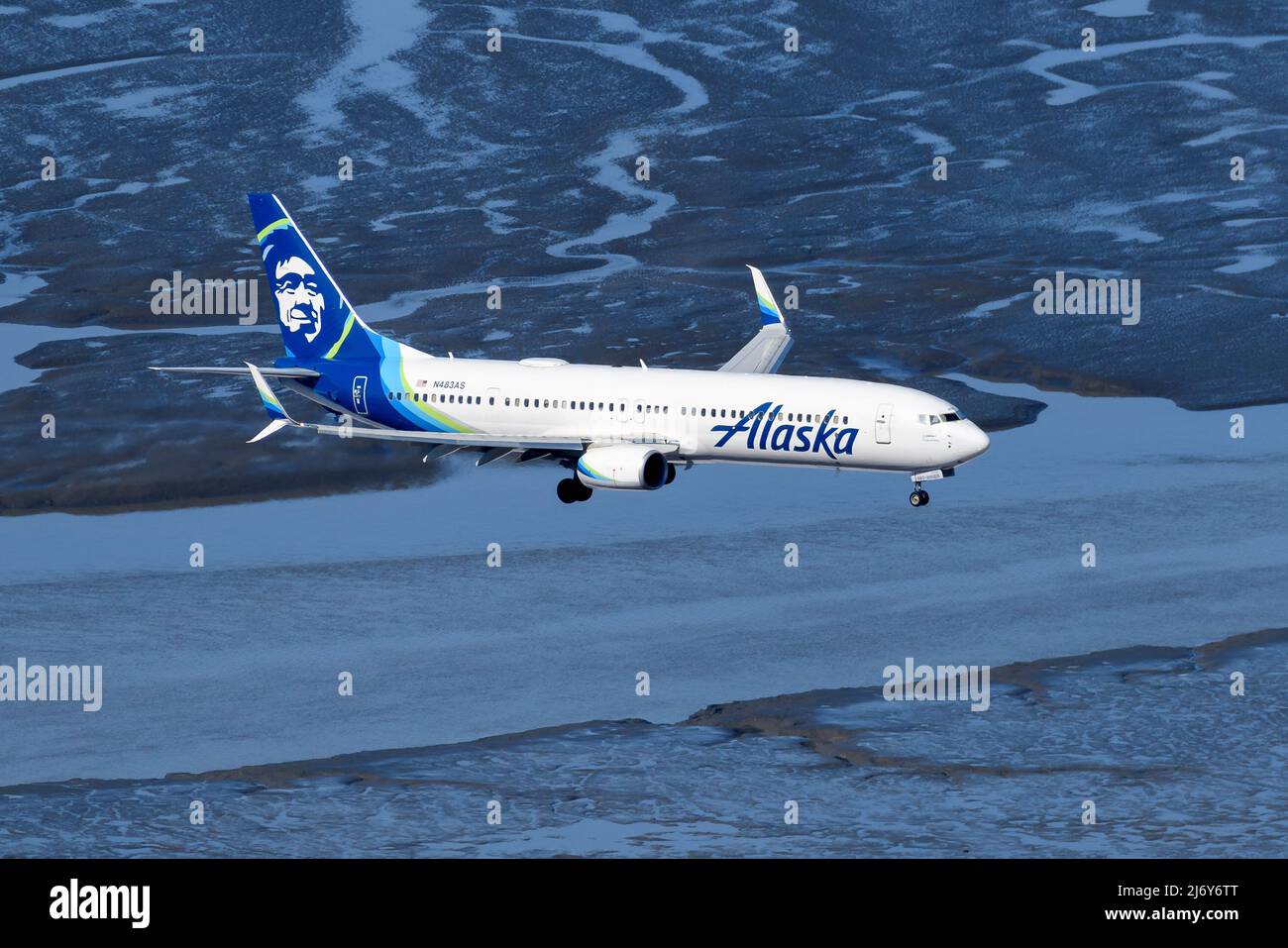 Flugzeug der Boeing 737 von Alaska Airlines landet in Anchorage, Alaska. Flugzeug N483AS, das von oben gesehen ankommt. Alaska Airlines 737-900 Flugzeug. Stockfoto