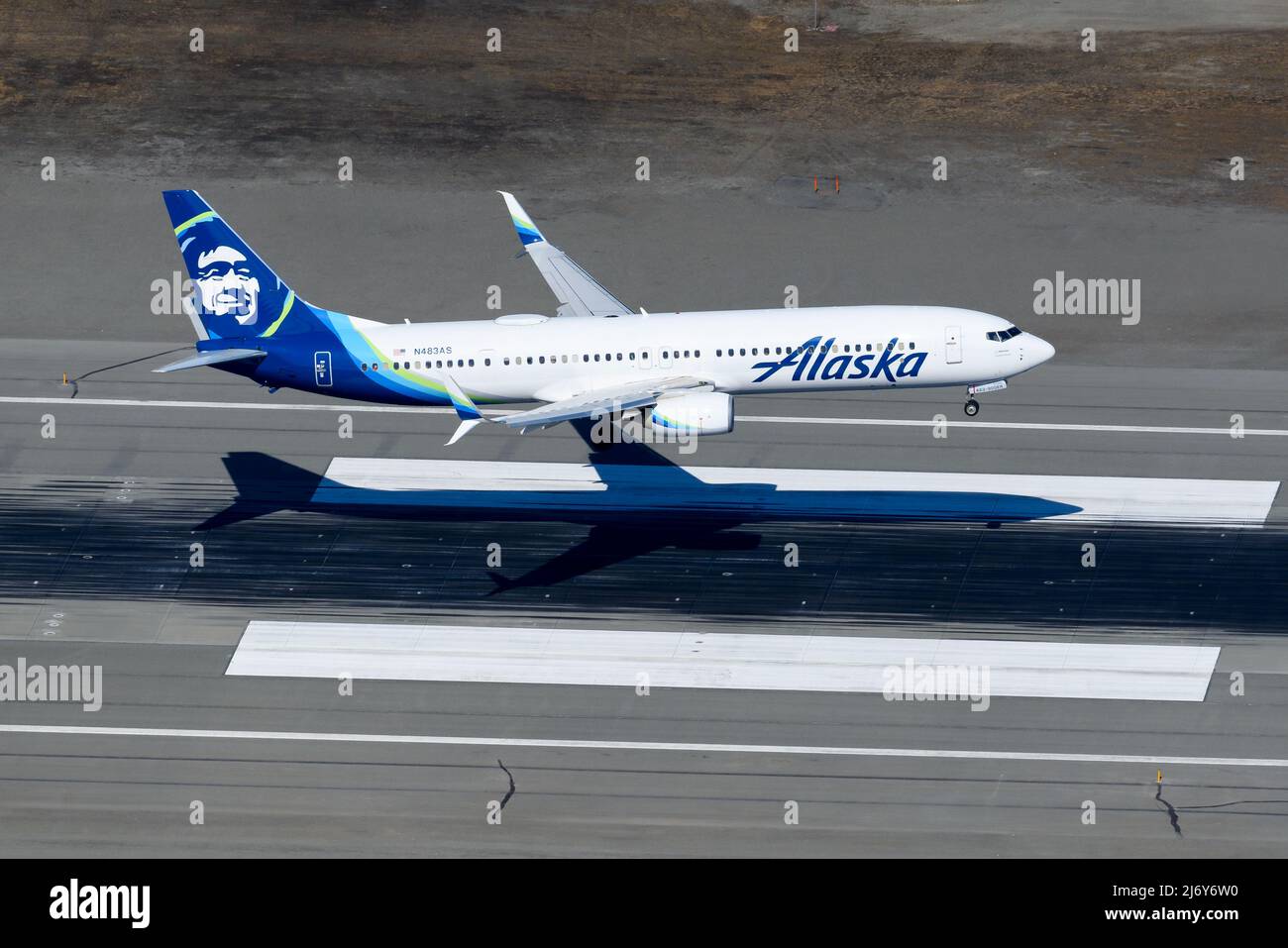 Alaska Airlines Boeing 737-Flugzeuge landen in Anchorage, Alaska. Flugzeug N483AS kommt von oben gesehen an. Alaska Airlines 737-900 Flugzeug. Stockfoto