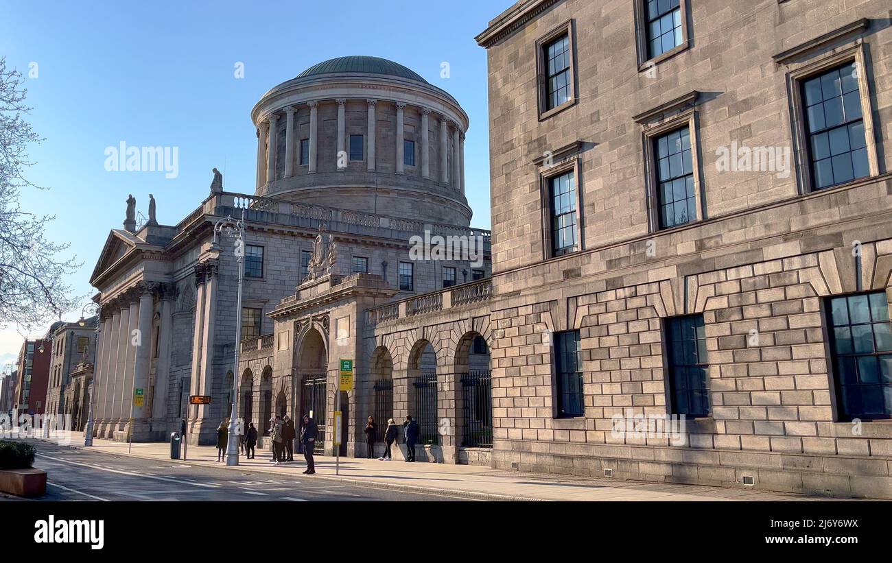 Vier Gerichte im Stadtzentrum von Dublin - DUBLIN, IRLAND - 20. APRIL 2022 Stockfoto