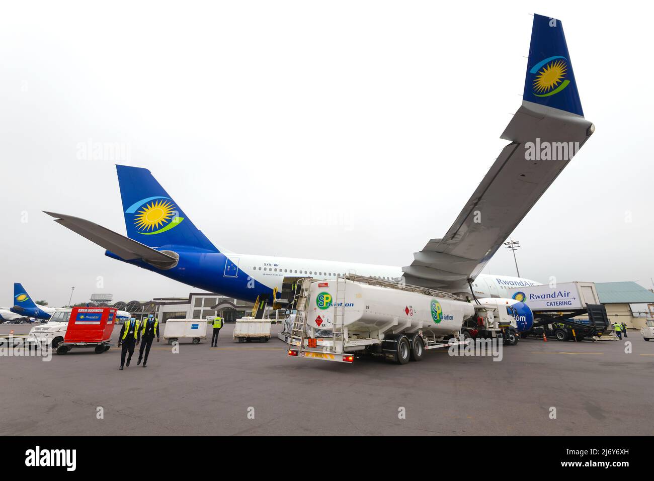 Ruandair Airbus A330 wird am Flughafen Kigali, Ruanda, betankt. Nahansicht des Flugzeugs von Rwandair Airlines Tanken und Rwandair Catering. Stockfoto