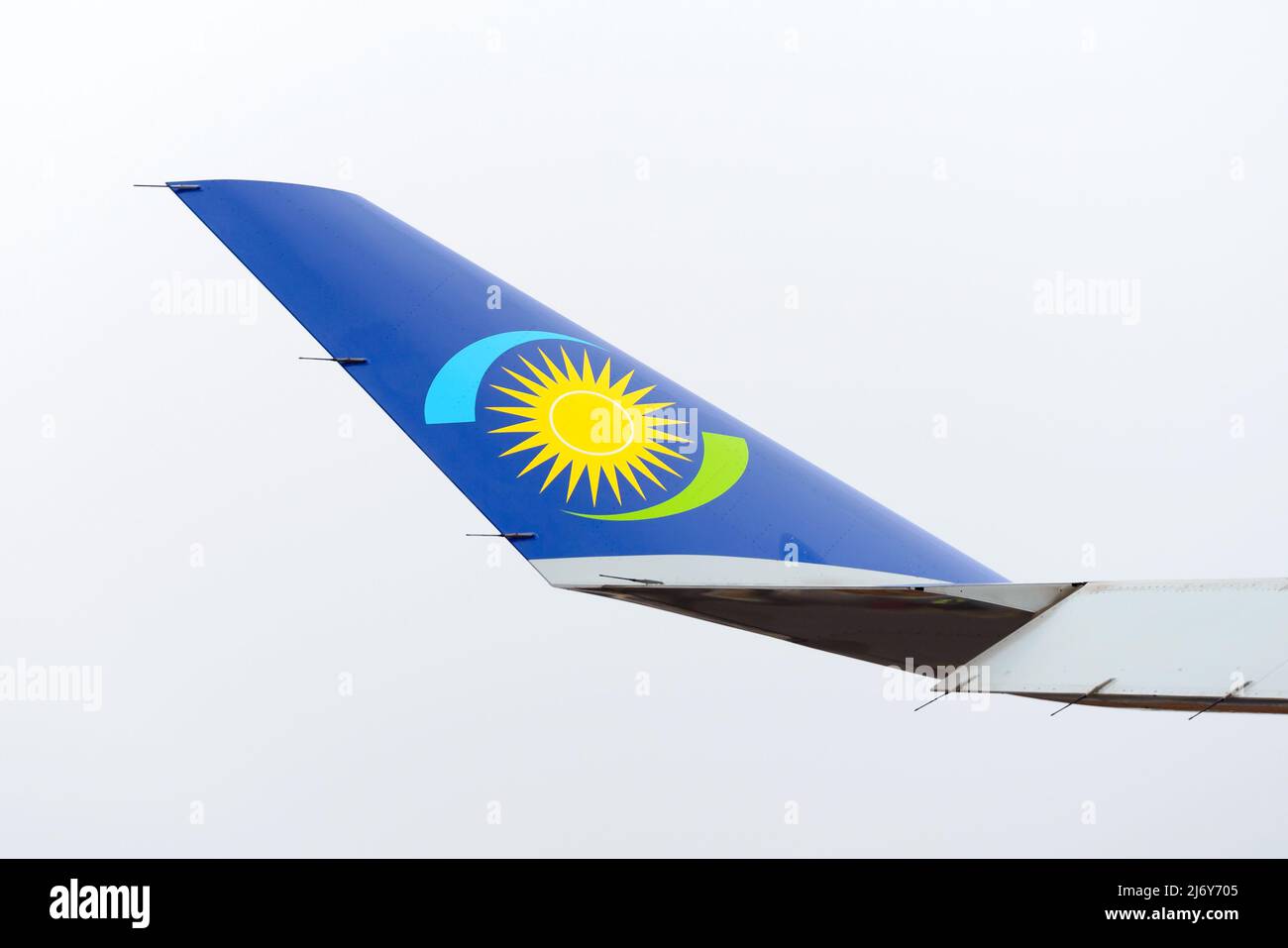 Winglet des ruandair Airbus A330-Flugzeugs. Flugzeug A330-200 der Wingtip von Rwandair Airlines. Stockfoto