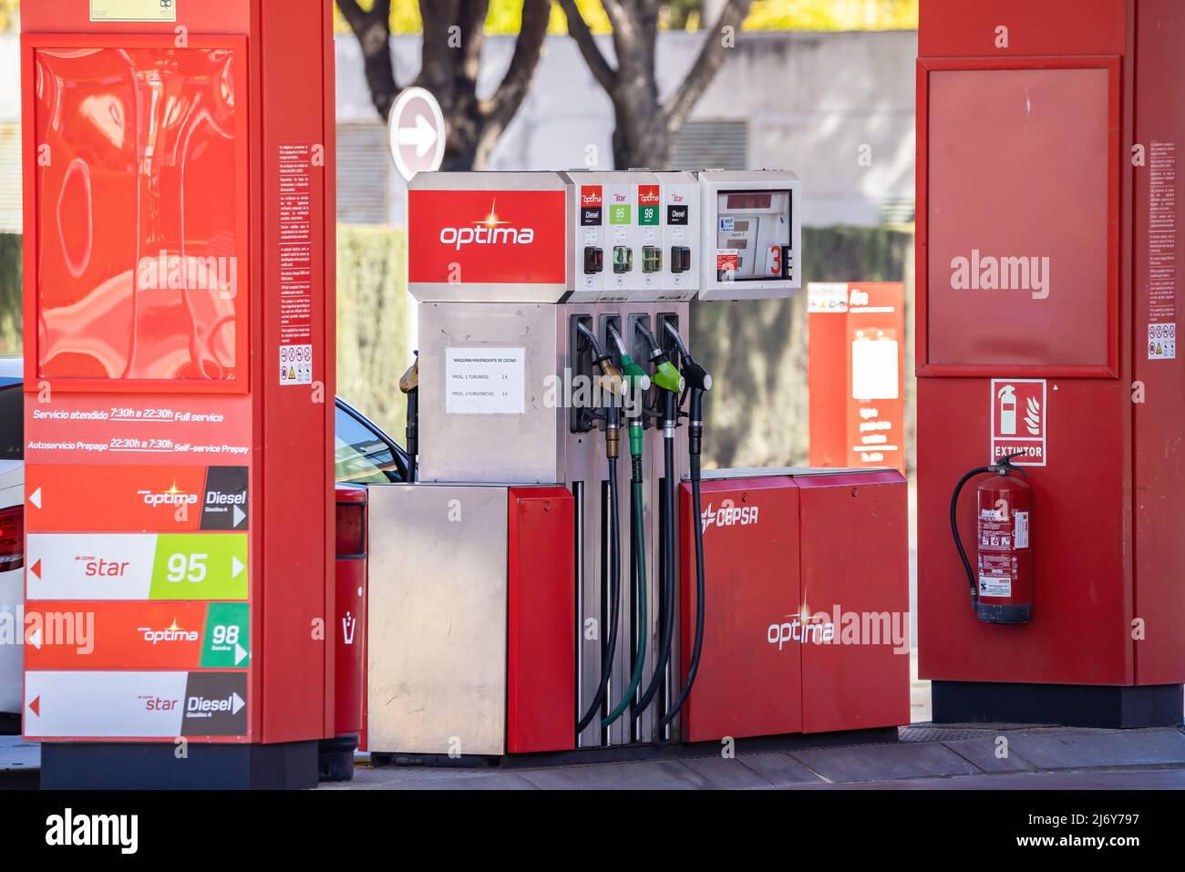 Huelva, Spanien - 19. März 2022: Pumpendüsen einer Benzinpumpe in der Cepsa Tankstelle Stockfoto