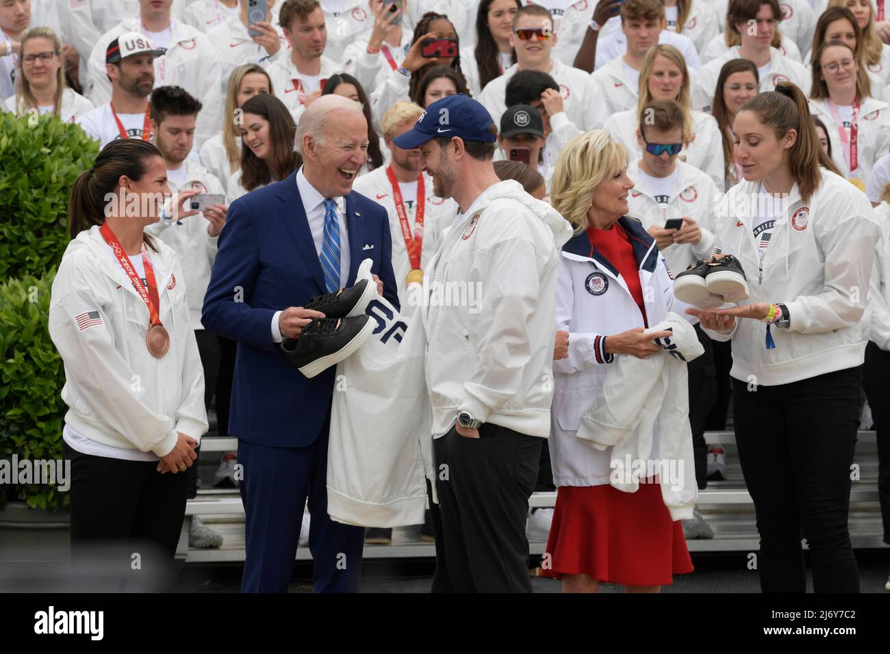 Präsident Joe Biden und First Lady Jill Biden werden im Rahmen einer Begrüßungszeremonie des Teams USA im Weißen Haus im South Lawn/Weißen Haus in Washington DC, USA, mit dem Team USA Trikot und Turnschuhen überreicht. Stockfoto