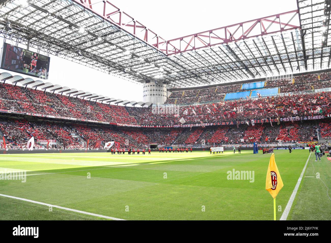 1. Mai 2022, Mailand, Italien: Italien, Mailand, 1 2022. Mai: ac Milan Fans choreographierte während des Eintritts der Teams für die Spielpräsentation Fußballspiel AC MILAN vs FIORENTINA, Serie A 2021-2022 day35 San Siro Stadion (Bild: © Fabrizio Andrea Bertani/Pacific Press via ZUMA Press Wire) Stockfoto