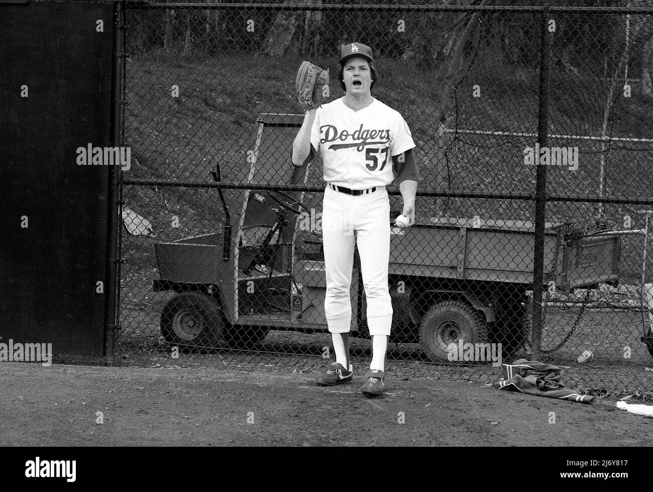 Dodger Pitcher Steve Howe erwärmt sich bei einem Ausstellungsspiel mit dem UCLA Bruins College-Baseballteam im Bullpen, um die Namenszeremonie für das Jackie Robinson Stadium in Westwood, CA, zu ehren, Februar 1981. Stockfoto