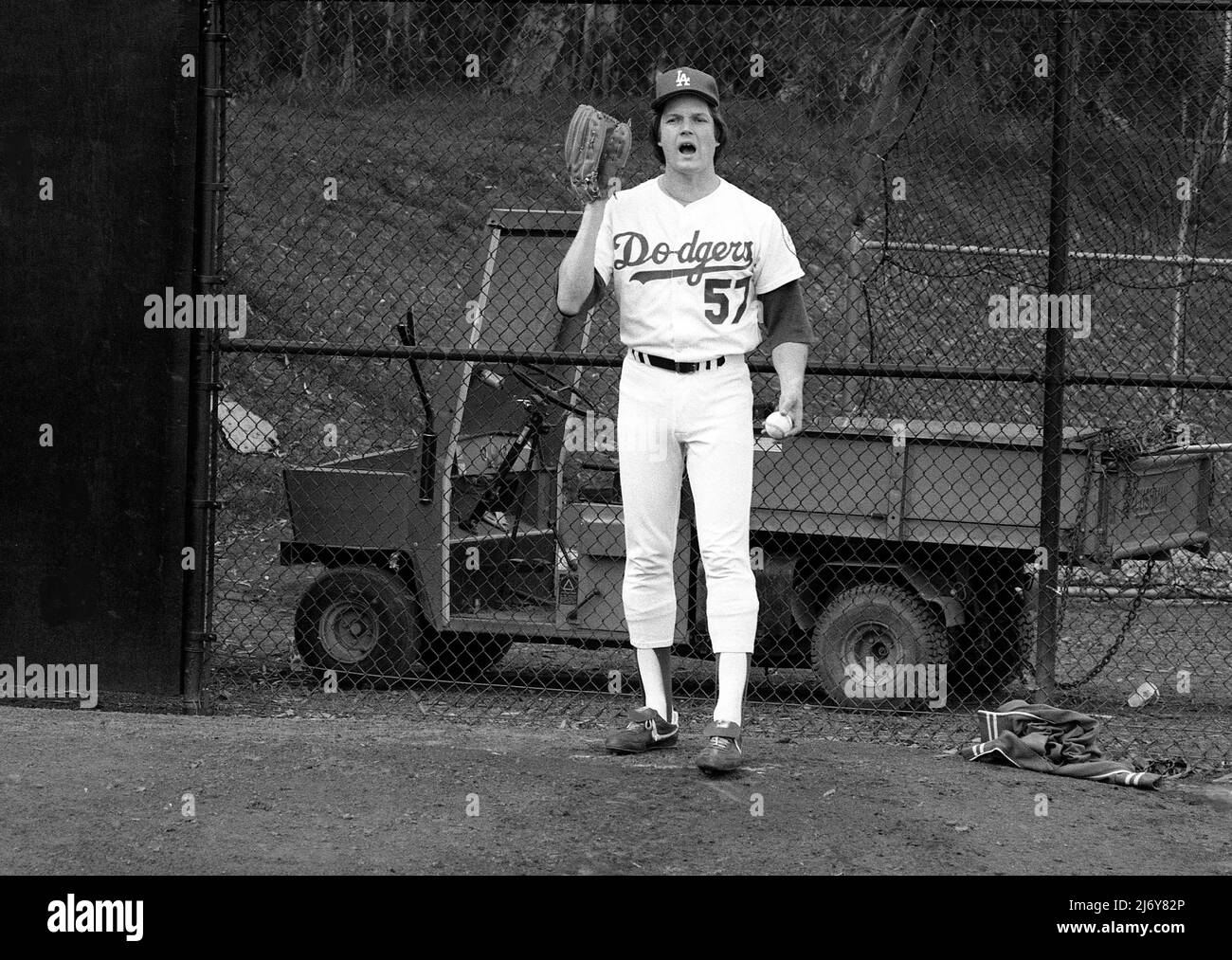 Dodger Pitcher Steve Howe erwärmt sich bei einem Ausstellungsspiel mit dem UCLA Bruins College-Baseballteam im Bullpen, um die Namenszeremonie für das Jackie Robinson Stadium in Westwood, CA, zu ehren, Februar 1981. Stockfoto