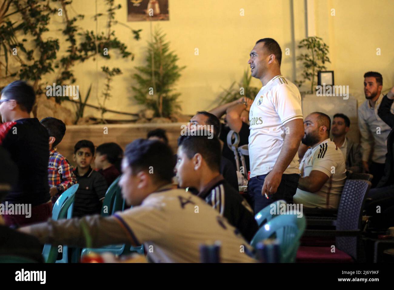 4. Mai 2022, Gaza City, der Gazastreifen, Palästina: Die palästinensischen Real Madrid Fans unterstützen ihr Team, das in der Champions League für Manchester City spielt, in einem Café in Gaza City. (Bild: © Mahmoud Ajjour/Quds Net News via ZUMA Press Wire) Stockfoto