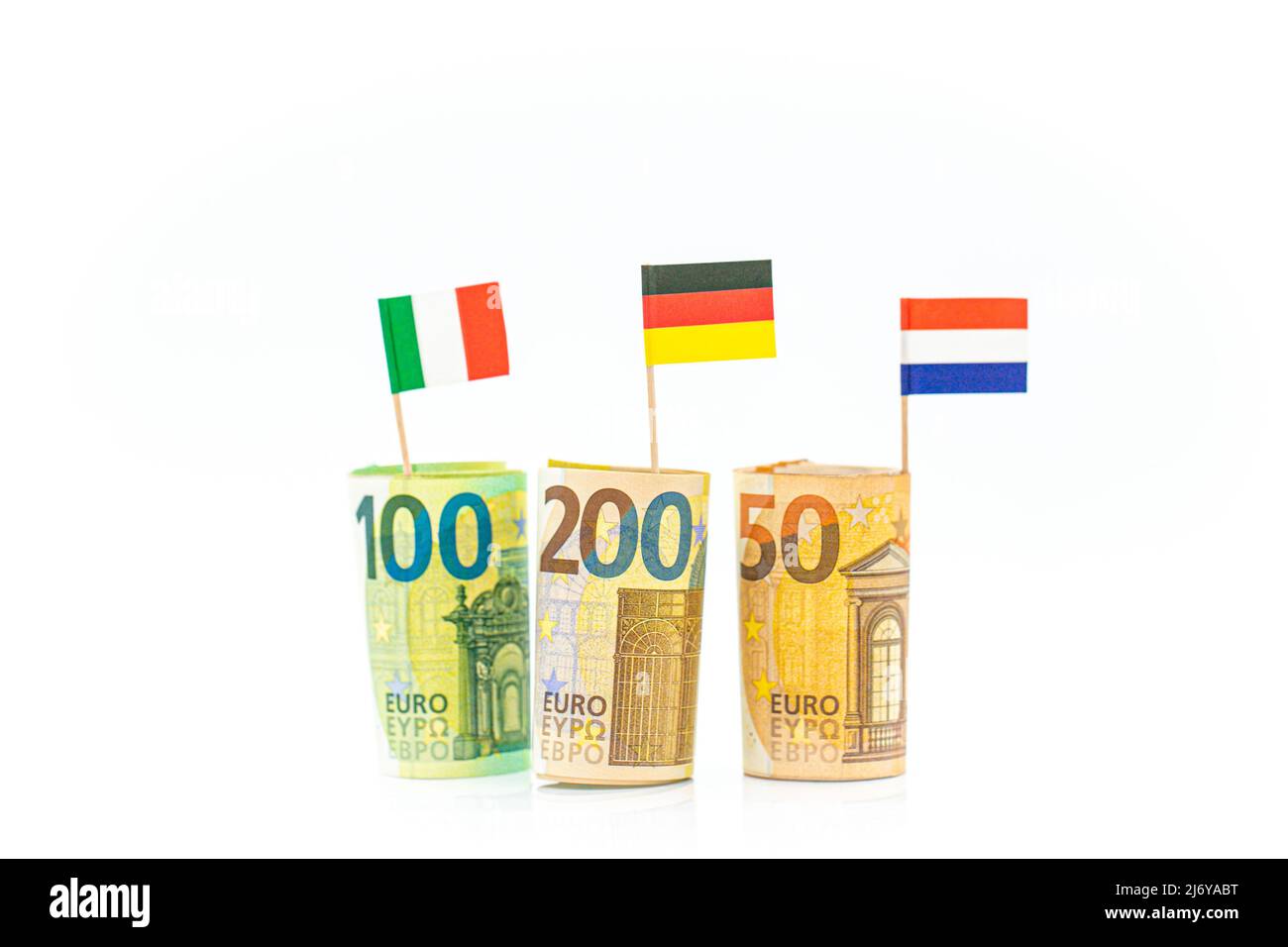 Geld und Flaggen europäischer Länder.Flaggen Deutschlands, Frankreichs und Italiens Euro-Scheine auf weißem Hintergrund.Euro-Inflation.Veränderungen im Haushalt Stockfoto