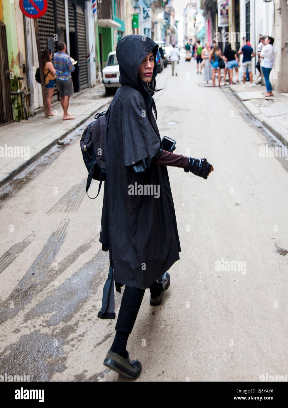 Ziehen Sie Queen transsexuell mit Haltung zu Fuß durch die Mitte der Straße in Havanna, Kuba. Stockfoto