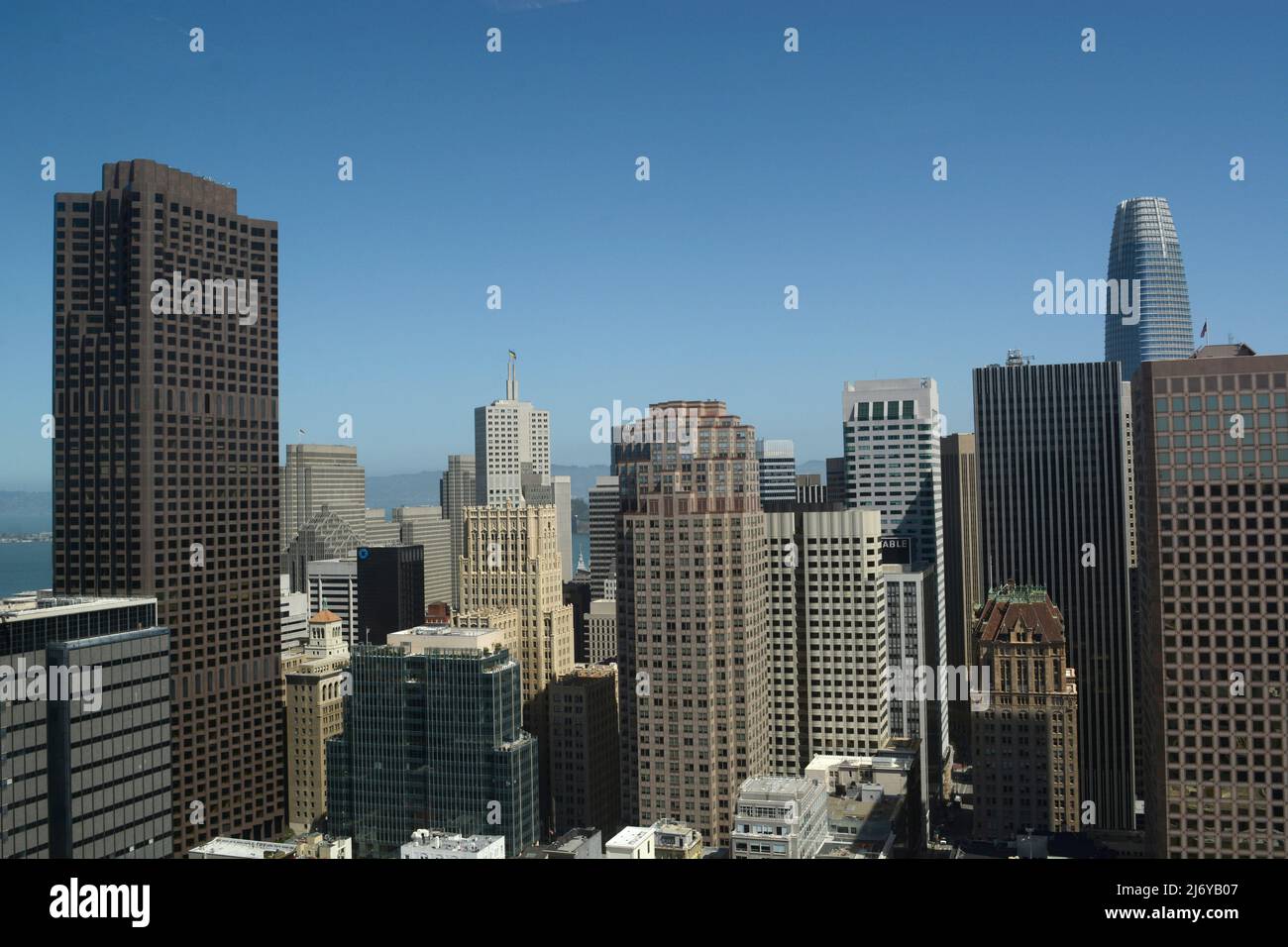 Die Skyline von San Francisco, Kalifornien, mit Blick nach Osten von einem Hochhaus-Hotel am Union Square. Stockfoto