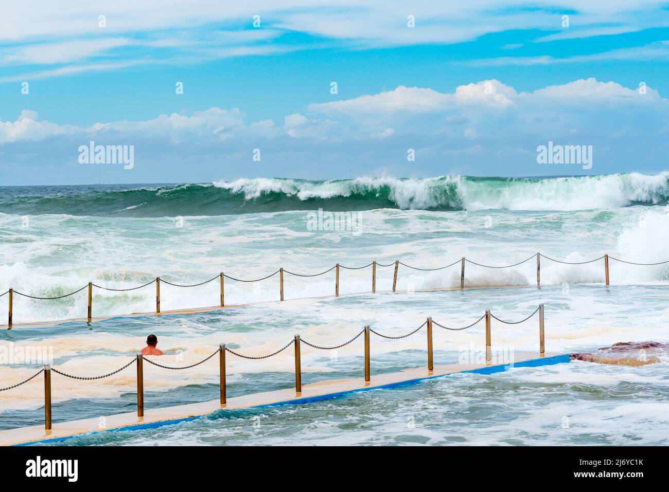 5. März 2022, Sydney, Aust: Ein einziger Schwimmer im Ozeanpool am South Curl Curl Beach unter rauen Surfbedingungen, während ein East Coast Low die Küste umarmt Stockfoto