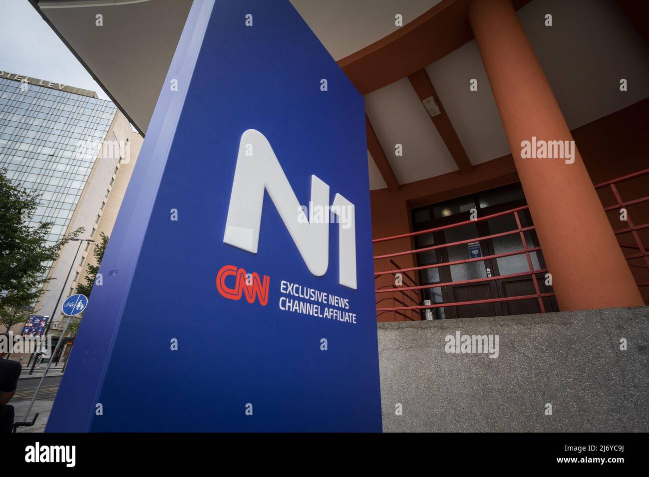 Bild eines Schildes mit dem Logo von N1 in Ljubljana, Slowenien. N1 ist ein 24-Stunden-Nachrichtenkanal, der am 30. Oktober 2014 gestartet wurde. Der Kanal hat Headquar Stockfoto