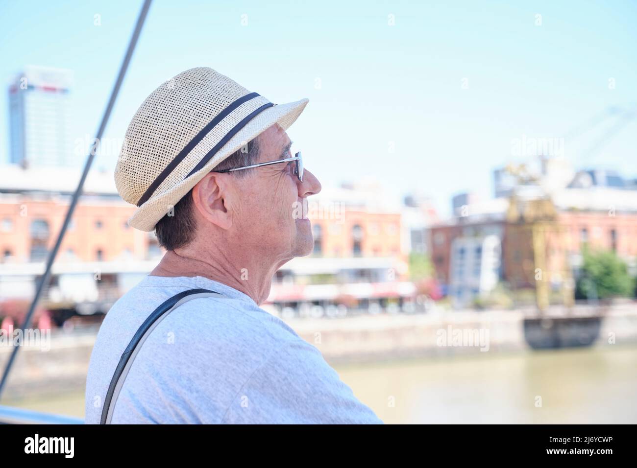 Porträt eines älteren hispanischen Mannes, der einen Sommertag in Puerto Madero, einem trendigen Viertel in Buenos Aires, Argentinien, genießt. Konzepte: Reisen und en Stockfoto