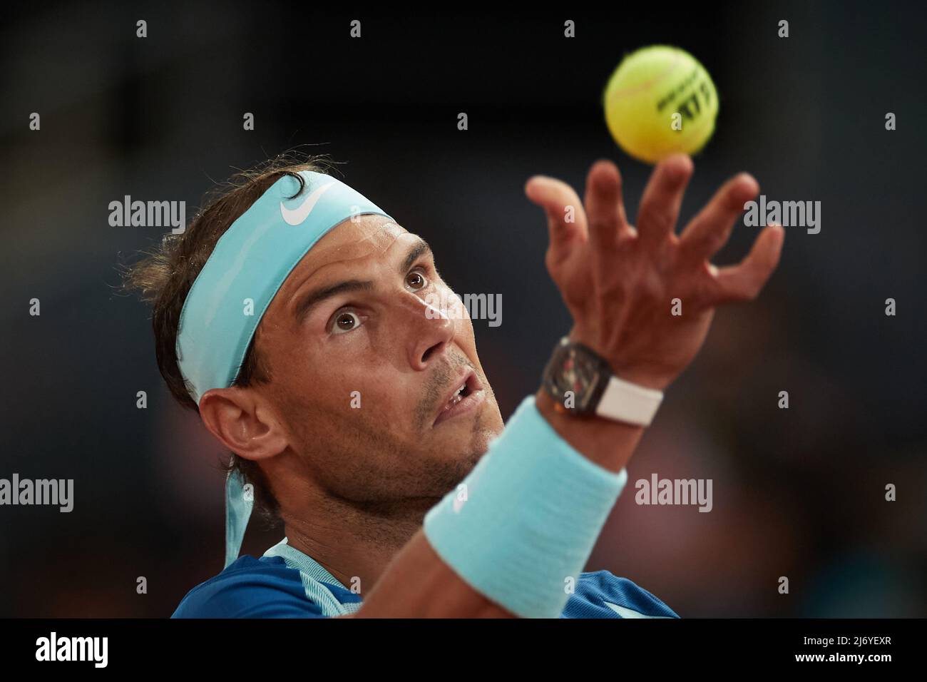 (220505) -- MADRID, 5. Mai 2022 (Xinhua) -- Rafael Nadal aus Spanien ist während des 2.-Runden-Spiels der Männer gegen Miomir Kecmanovic aus Serbien bei den Madrid Open in Madrid, Spanien, am 4. Mai 2022 im Dienst. (Xinhua/Meng Dingbo) Stockfoto