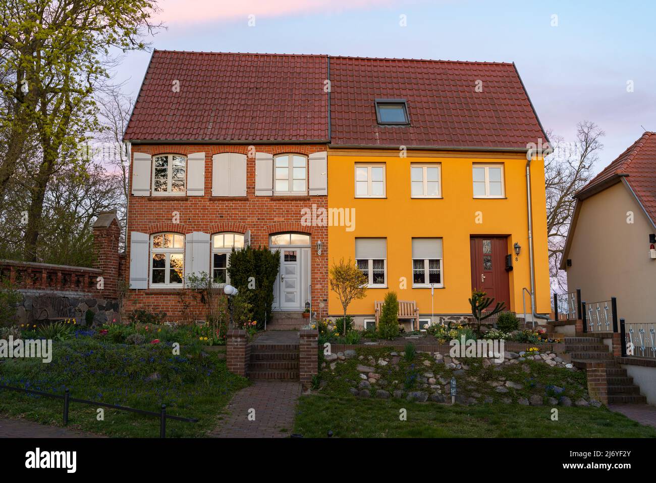 Kleine Häuser in der Stadt nebeneinander. Architektur in Mecklenburg-Vorpommern. Renovierte Fassaden von Wohngebäuden in verschiedenen Stilen. Stockfoto