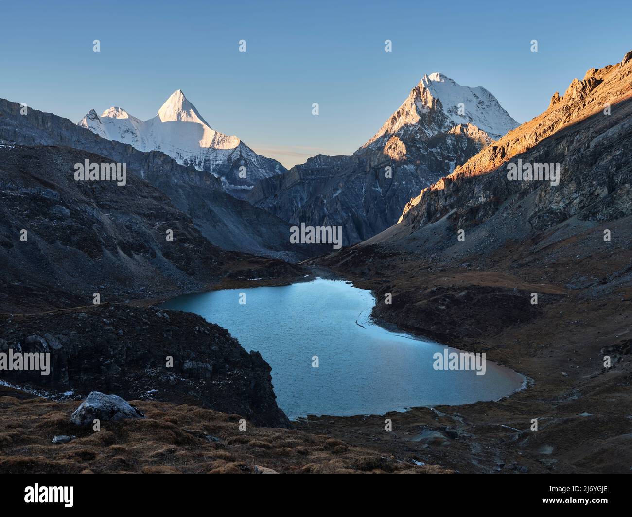 Mount jampayang, Mount chanadorje und See boyongcuo bei Sonnenaufgang im yading Nationalpark, daocheng County, provinz sichuan, china Stockfoto