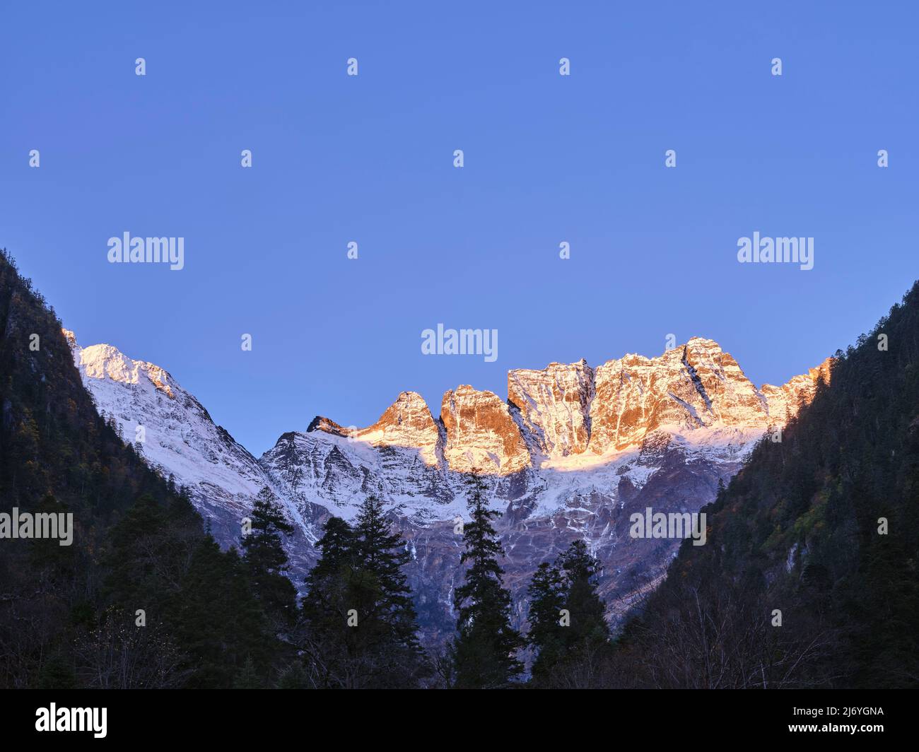 Mount Jiariren-an der meili Schneeberge bei Sonnenaufgang in der chinesischen provinz yunnan Stockfoto