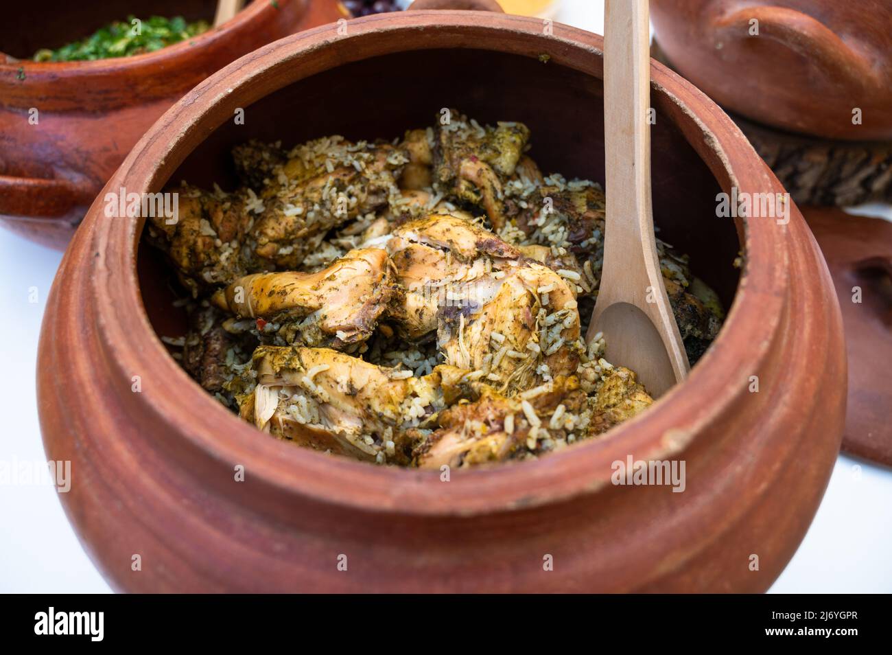 Peruanische Küche: Huhn und Reis genannt Arroz con pollo in einem Tontopf Stockfoto