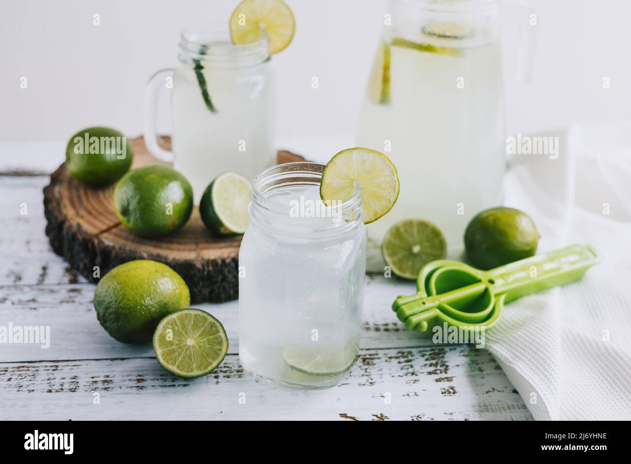 Glas Limonadengetränk mit grünen Zitronen oder Limette auf weißem Hintergrund in Lateinamerika Stockfoto