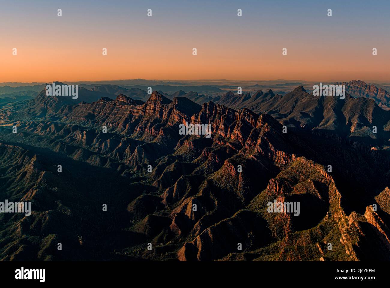 Wilpena Pound in den Flinders Ranges in Südaustralien - bei Sonnenaufgang - Luftaufnahme Stockfoto