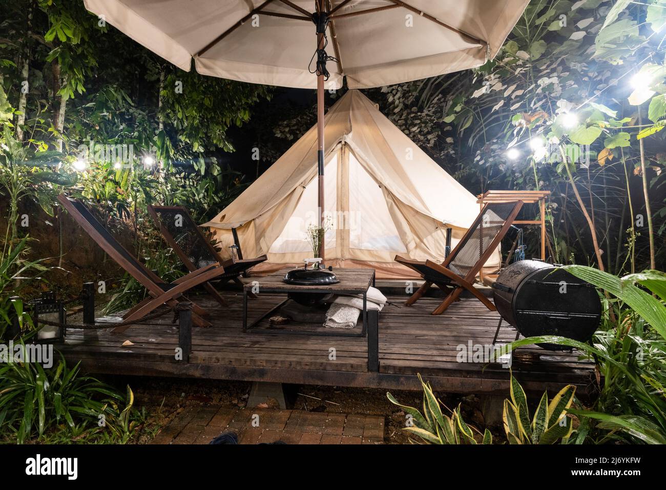Luxus Glamping Zelt auf Holzdeck Lifestyle in den tropischen Wldern  Stockfotografie - Alamy