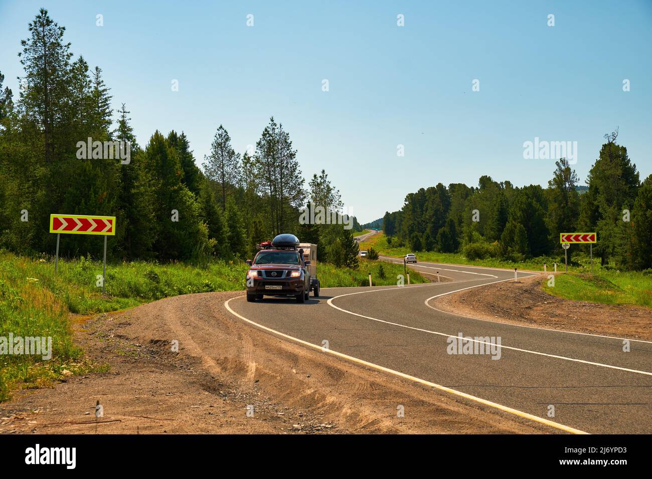 Altai, Russland - 07. Juli 2021: Kurvenreiche Straße bergauf. Tschuiski-Trakt auf dem Seminski-Pass. Stockfoto