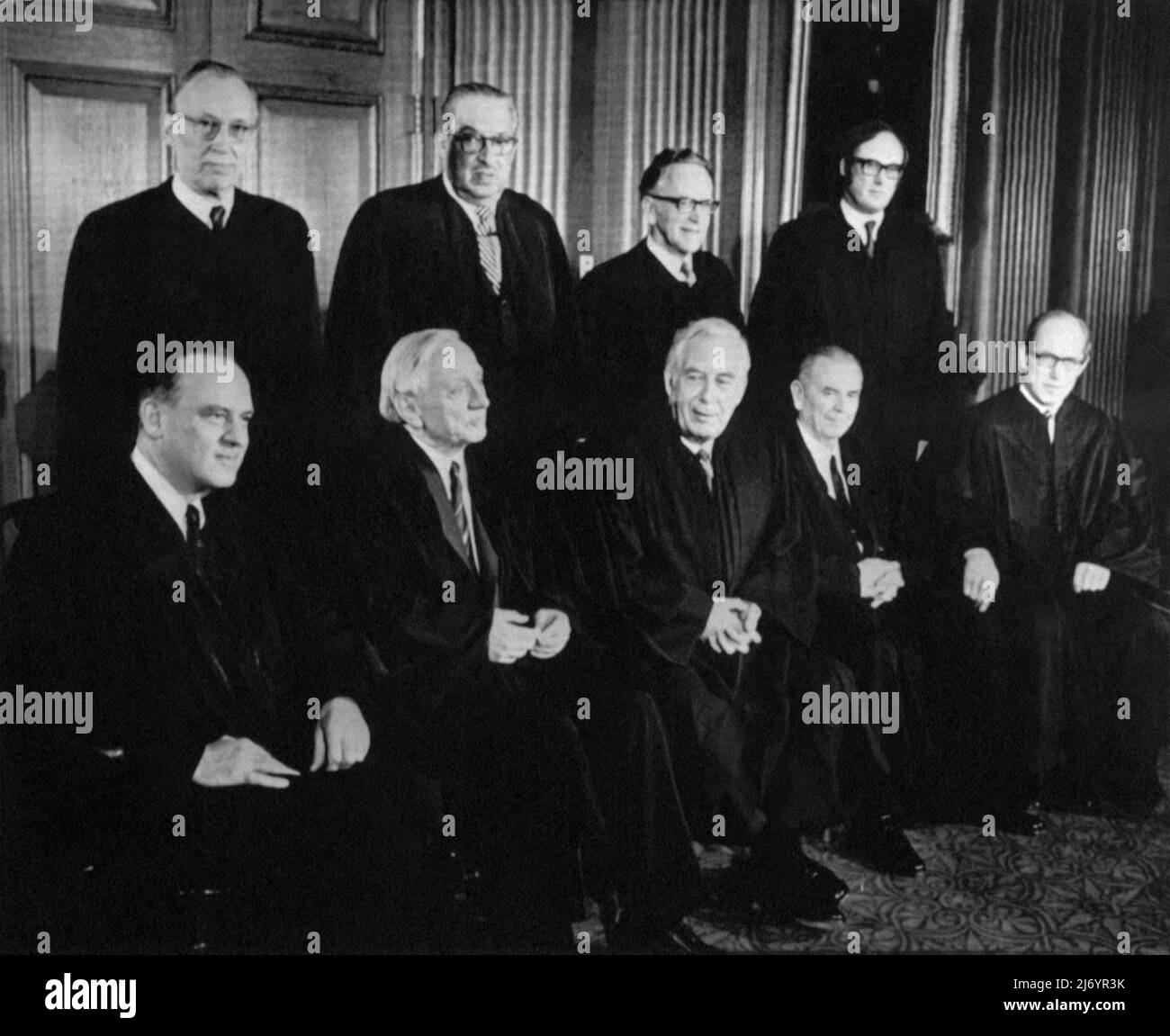 Gruppenportrait des Obersten Gerichtshofs der USA am 20. April 1972. Dieses Gericht würde später im Abtreibungsverfahren Roe vs. Wade am 22. Januar 1973 entscheiden. Erste Reihe von links: Associate Justices Potter Stewart, William O. Douglas, Chief Justice Warren E. Burger, Associate Justices William J. Brennan, Jr. und Byron R. White. Hintere Reihe von links: Associate Justices Lewis F. Powell, Jr., Thurgood Marshall, Harry A. Blackmun und William H. Rehnquist. Die Richter Powell und Rehnquist waren die jüngsten Mitglieder des Gerichts und nahmen am 7. Januar 1972 ihre Sitze ein. Stockfoto