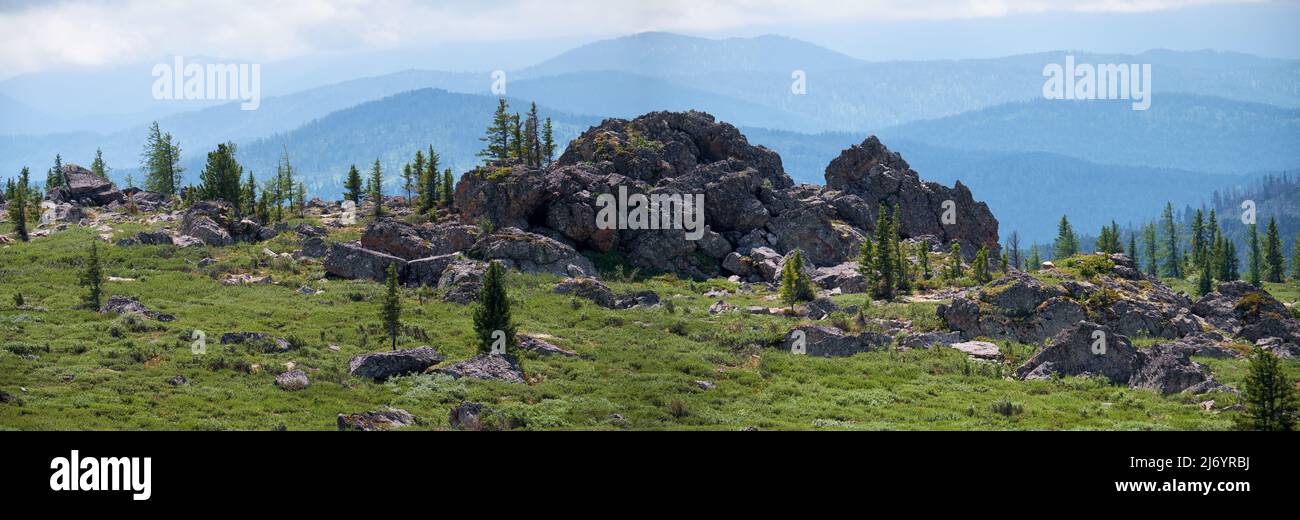 Panorama von Steinklippen am Berghang. Seminsky Gebirge im Altai, Sibirien. Stockfoto