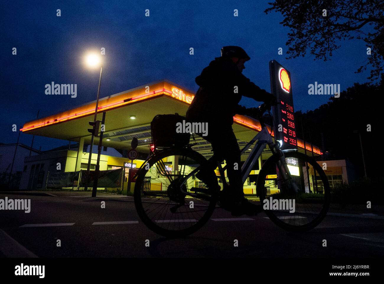 05. Mai 2022, Baden-Württemberg, Stuttgart: Ein Radfahrer fährt an einer Shell-Tankstelle vorbei. Foto: Marijan Murat/dpa Stockfoto