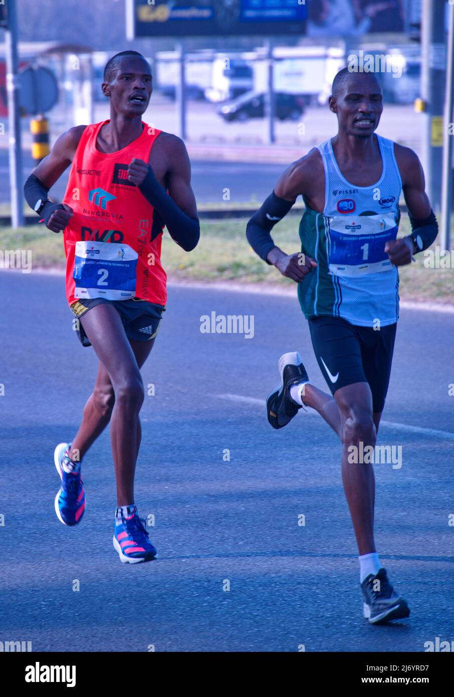 Zwei junge afrikanische Männer laufen beim Marathonlauf Stockfoto