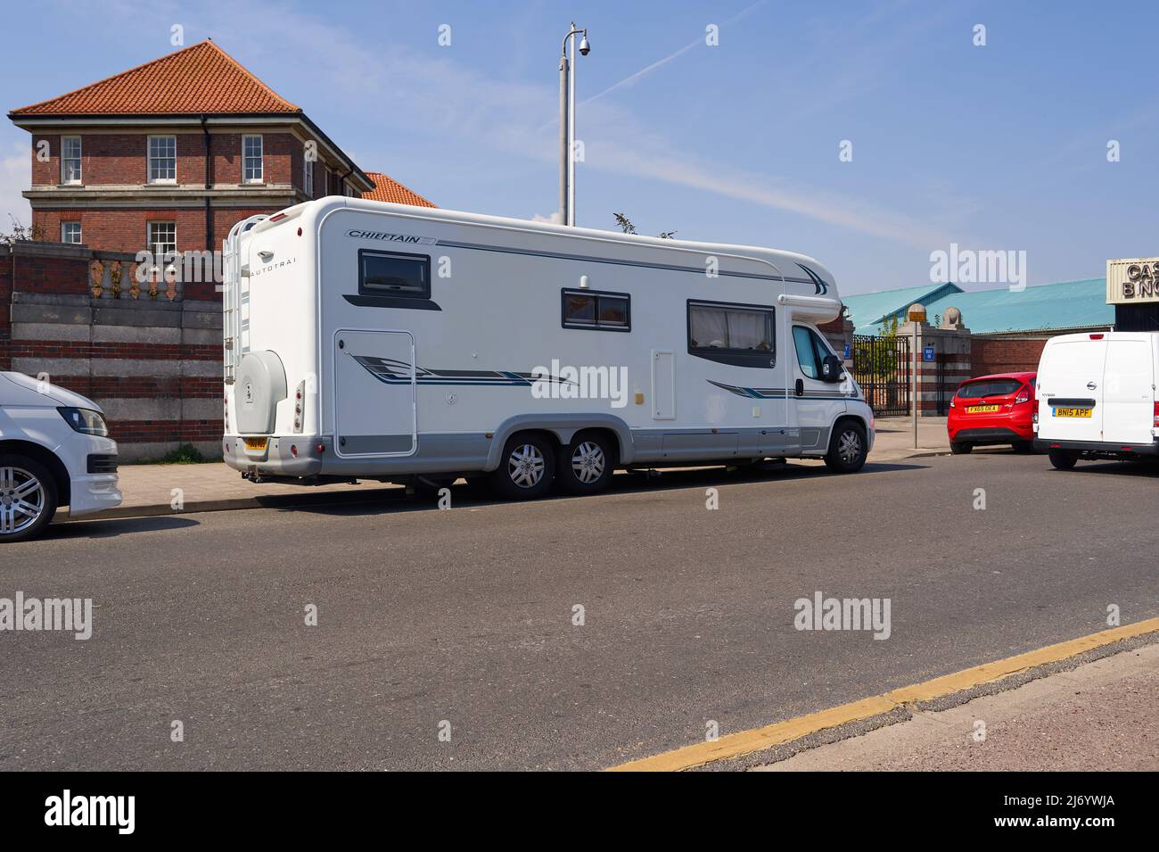 Großes Freizeitfahrzeug, das an einer Hauptstraße in Skegness, Lincolnshire, Großbritannien, geparkt wurde Stockfoto