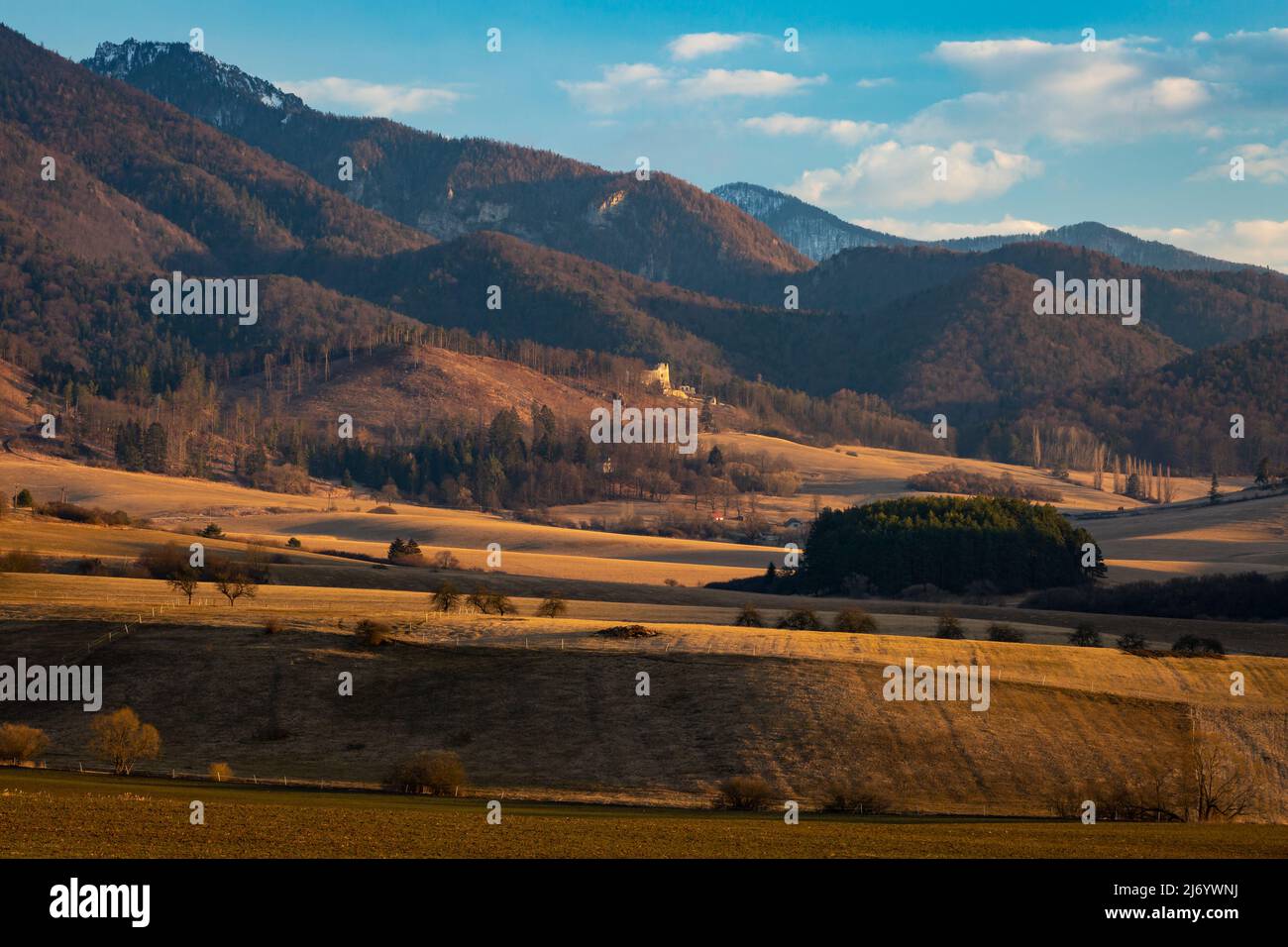 Burg Blatnica in den Ausläufern der Velka Fatra, Slowakei. Stockfoto