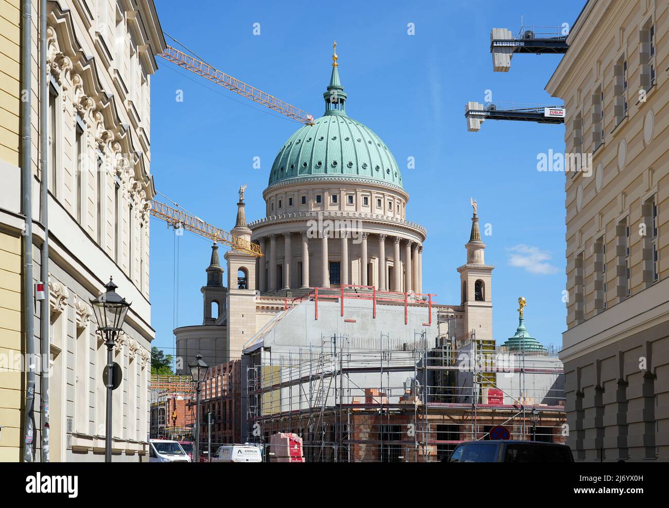 Potsdam, Deutschland. 03.. Mai 2022. Die Schalen der Gebäude wachsen vor dem Hintergrund der Nikolaikirche auf der Baustelle am Alten Markt. Im Stadtteil Potsdamer Mitte sollen bis 2023 die ersten Häuser mit Wohnungen und Geschäften fertiggestellt werden und zur Revitalisierung des Alten Marktes beitragen. Quelle: Soeren Stache/dpa/ZB/dpa/Alamy Live News Stockfoto