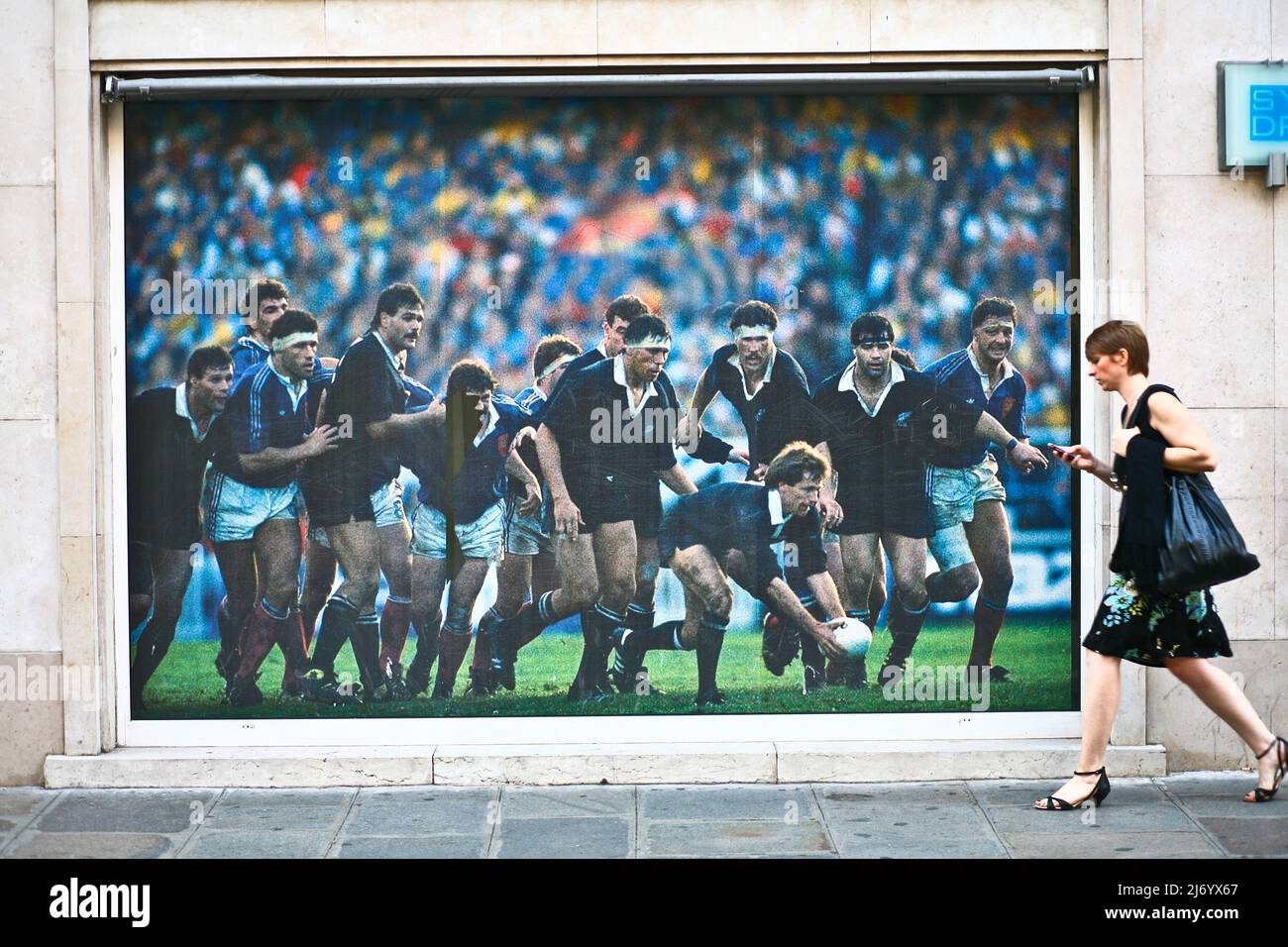Paris, Leute, die an einem großen Poster vorbeikommen, während das französische Rugby-Team spielt (2009) Stockfoto