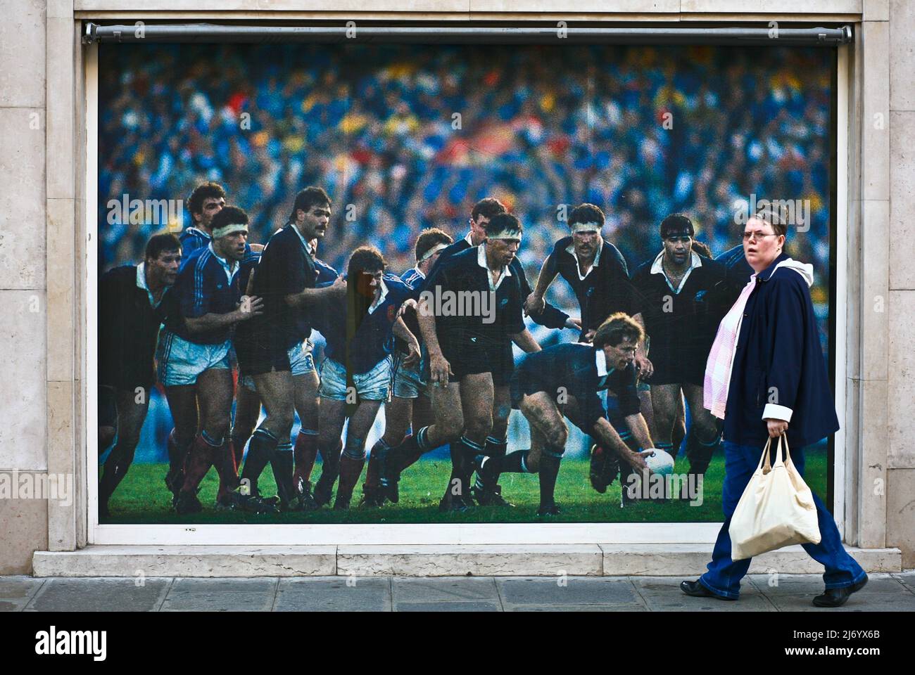Paris, Leute, die an einem großen Poster vorbeikommen, während das französische Rugby-Team spielt (2009) Stockfoto