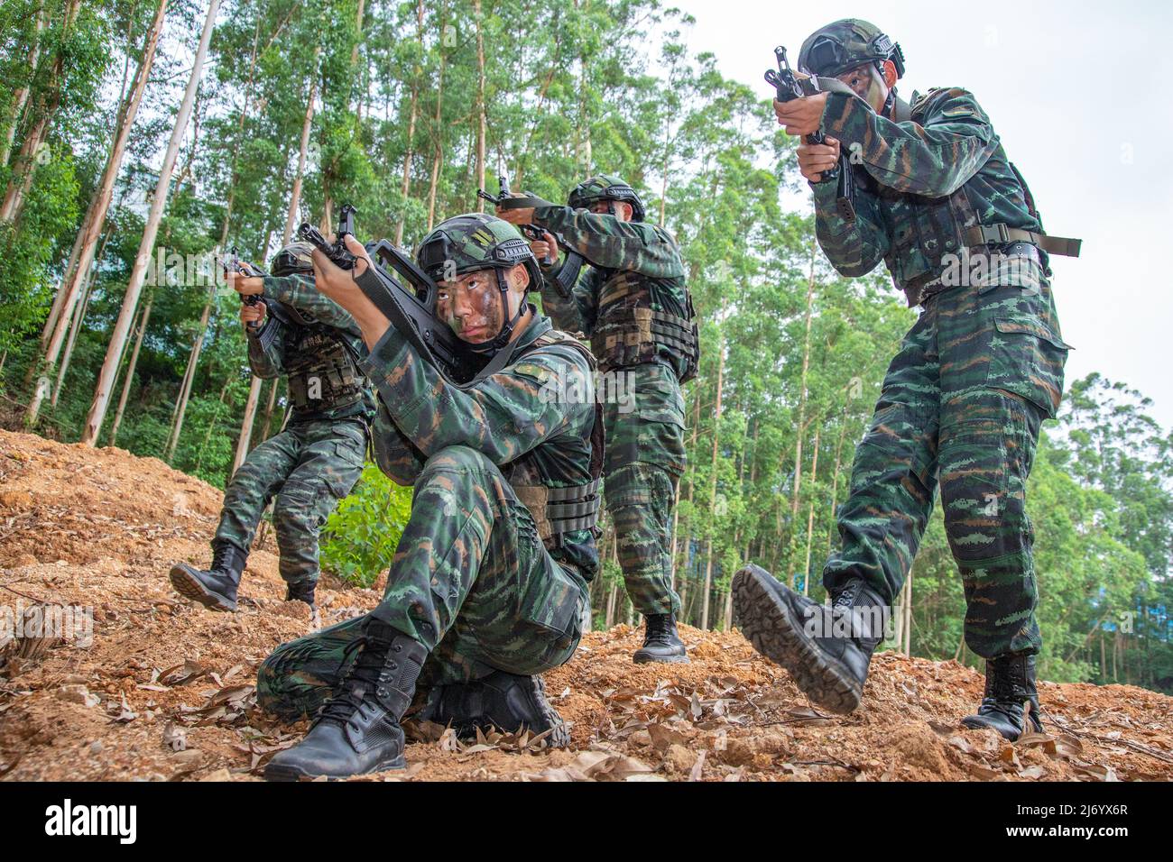 NANNING, CHINA - 5. MAI 2022 - Soldaten der Spezialeinheiten trainieren während einer echten Kampfübung in Nanning, dem autonomen Regi Guangxi Zhuang in Südchina Stockfoto